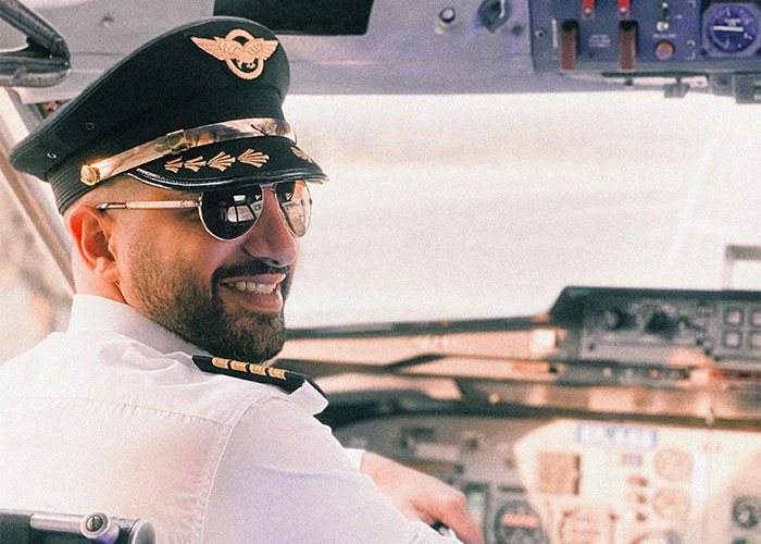 Man Outsmarts Karen Who Takes His Seat, Watches Embarrassing 20-Minute Tantrum That Follows Man Outsmarts Karen Who Takes His Seat, Watches Embarrassing 20-Minute Tantrum That Follows