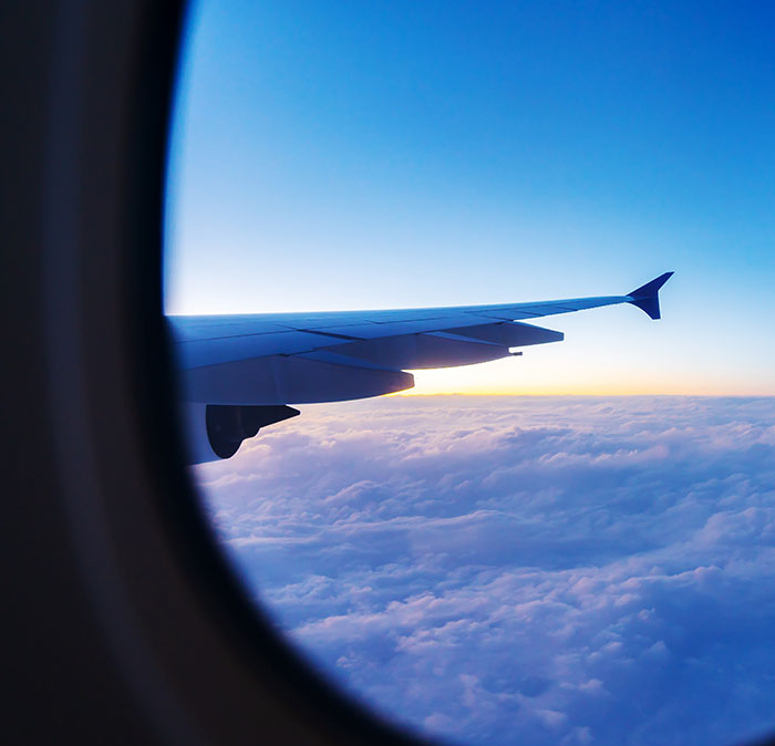 "Strangers On A Plane": Couple Refuses To Swap Seats With Woman Stuck Between Them "Strangers On A Plane": Couple Refuses To Swap Seats With Woman Stuck Between Them