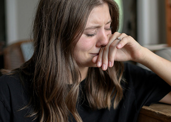 Man Humiliates Wife At Her Workplace After Discovering Her Disgusting 4-Year-Long Secret Man Humiliates Wife At Her Workplace After Discovering Her Disgusting 4-Year-Long Secret