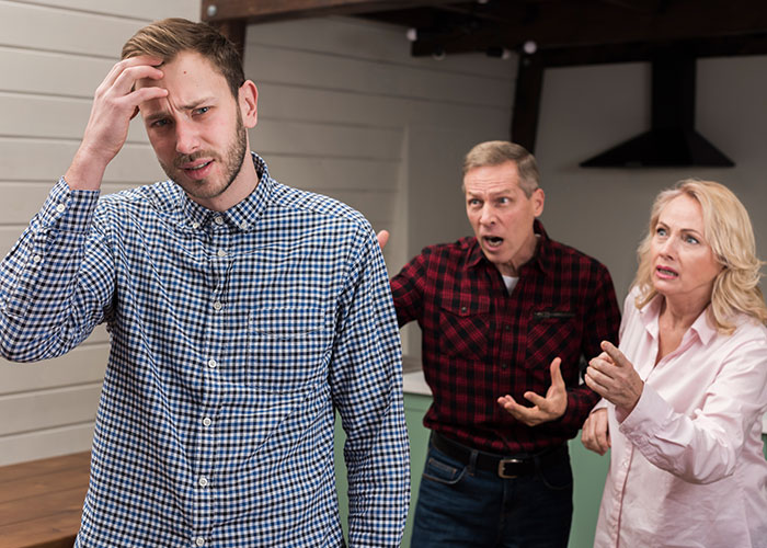 Son Refuses To Let Parents Move In, They're Furious: "Family Should Support Each Other" Son Refuses To Let Parents Move In, They're Furious: "Family Should Support Each Other"