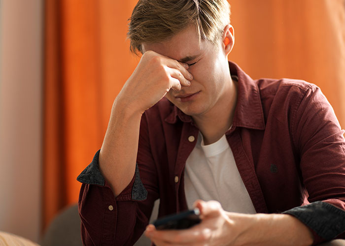 Son Refuses To Let Parents Move In, They're Furious: "Family Should Support Each Other" Son Refuses To Let Parents Move In, They're Furious: "Family Should Support Each Other"