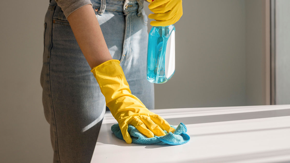 Guy Doesn’t Clean Up After Himself, Thinks Roommate Should Do It For Him, Ends Up Homeless