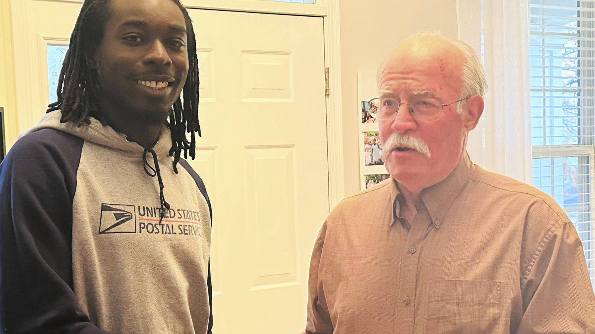 Mailman Saves Stranger’s Life, Their Families End Up Celebrating Thanksgiving Together