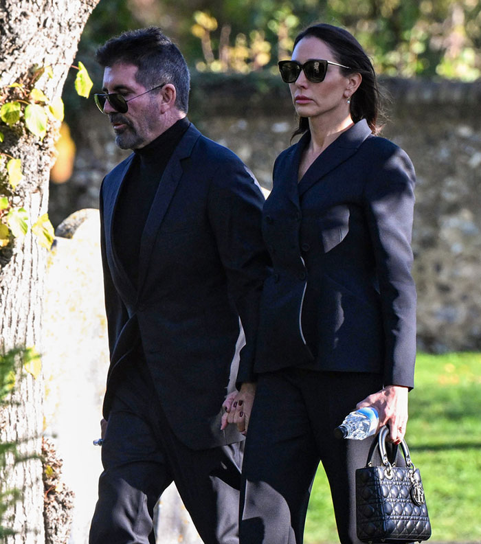 "Nobody Should Have To Bury Their Child": Fans Are Emotional Over Liam Payne's Funeral Photos "Nobody Should Have To Bury Their Child": Fans Are Emotional Over Liam Payne's Funeral Photos