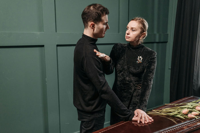 Late Sister's Last Wish Of Banning Bro From Funeral Causes Drama After Sibling Complies Late Sister's Last Wish Of Banning Bro From Funeral Causes Drama After Sibling Complies