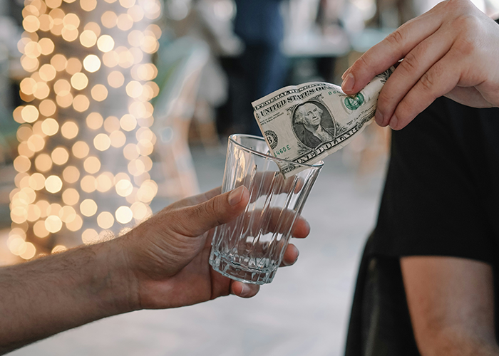 Diner Starts Debate After Waiter Rejects $25 Tip: “Tipping Culture Has Gotten Out Of Hand” Diner Starts Debate After Waiter Rejects $25 Tip: “Tipping Culture Has Gotten Out Of Hand”