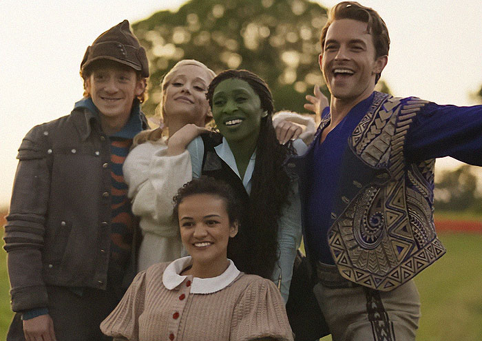 “Cheater”: Fans Have Harsh Words For Ariana Grande’s Boyfriend Ethan Slater “Cheater”: Fans Have Harsh Words For Ariana Grande’s Boyfriend Ethan Slater