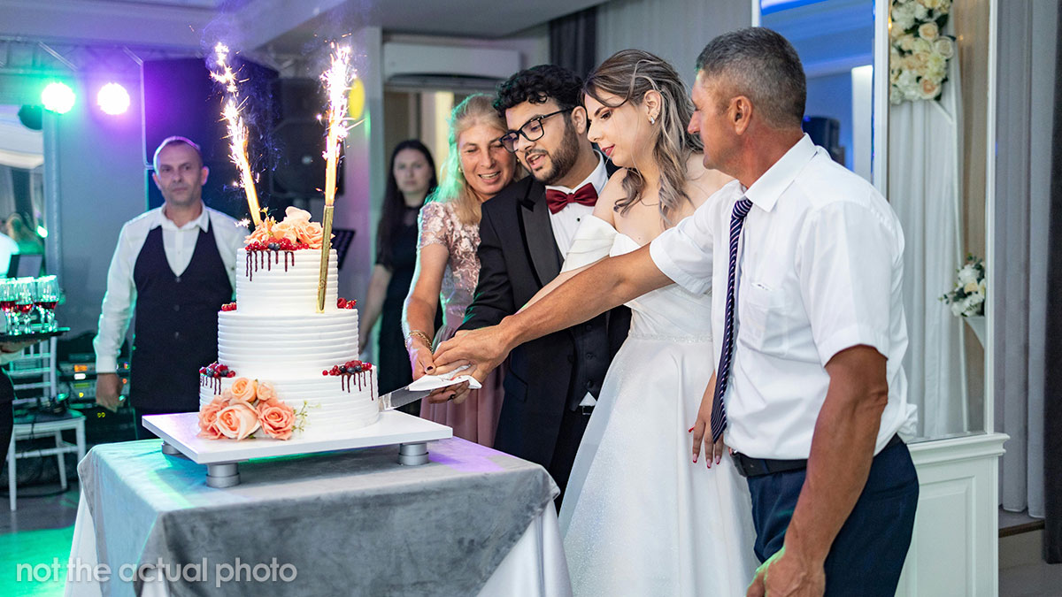 Woman Crashes Strangers’ Wedding By Accident, Later Receives Rude Message From Bride