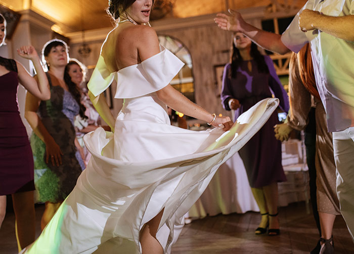 “My Niece Was Ugly”: Teen Wears White To Aunt’s Wedding, Ends Up Photoshopped In The Pictures “My Niece Was Ugly”: Teen Wears White To Aunt’s Wedding, Ends Up Photoshopped In The Pictures