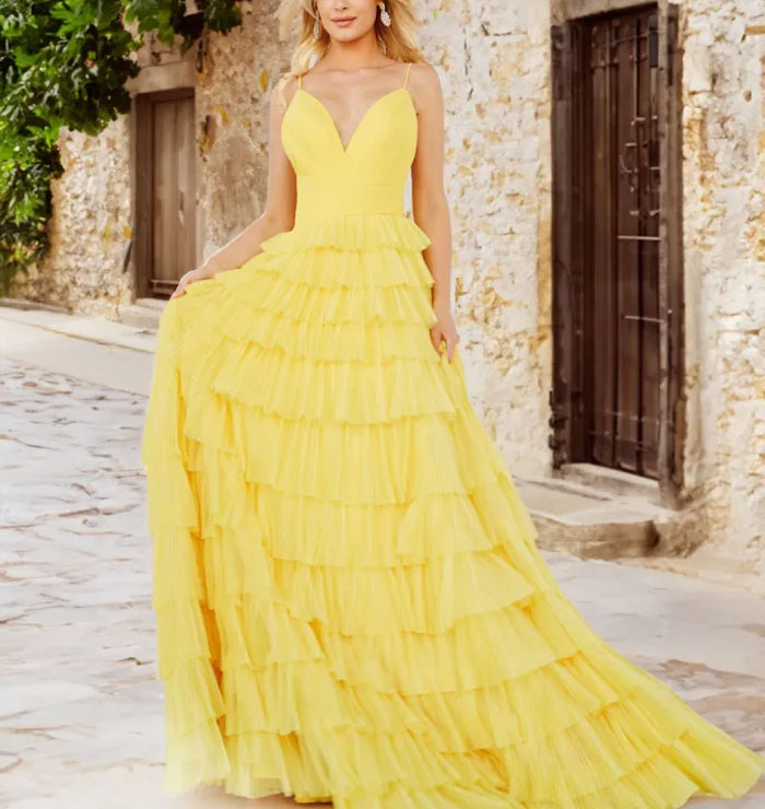 “Incredibly Embarrassed”: Woman’s Dress Changes Color At The Wedding, Is Told To Get Out “Incredibly Embarrassed”: Woman’s Dress Changes Color At The Wedding, Is Told To Get Out