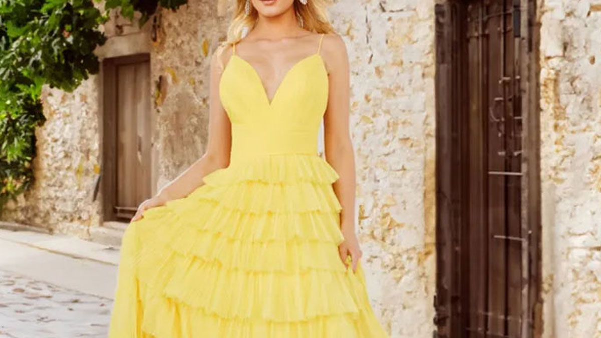 “Incredibly Embarrassed”: Woman’s Dress Changes Color At The Wedding, Is Told To Get Out