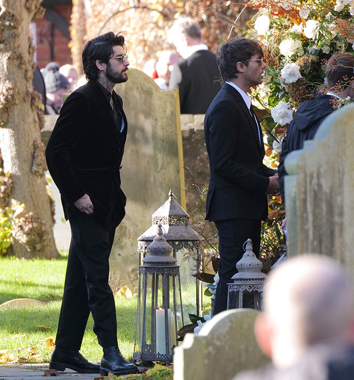 "Nobody Should Have To Bury Their Child": Fans Are Emotional Over Liam Payne's Funeral Photos "Nobody Should Have To Bury Their Child": Fans Are Emotional Over Liam Payne's Funeral Photos