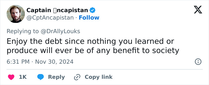 Tweet criticizing academic work on "politics of smell" with negative tone. Tweet criticizing academic work on "politics of smell" with negative tone.