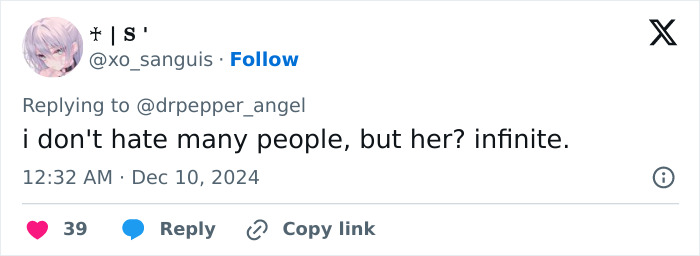 Tweet criticizing Ariana Grande impersonator for resembling her through weight loss. Tweet criticizing Ariana Grande impersonator for resembling her through weight loss.