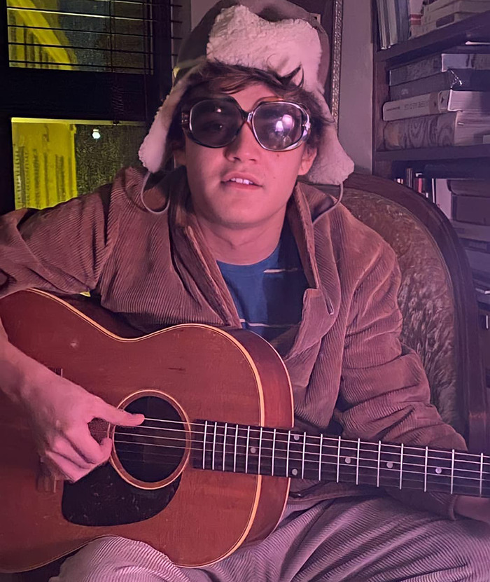 Fans Applaud Jack Depp’s Humble Life Choices Despite Famous Family Background Fans Applaud Jack Depp’s Humble Life Choices Despite Famous Family Background