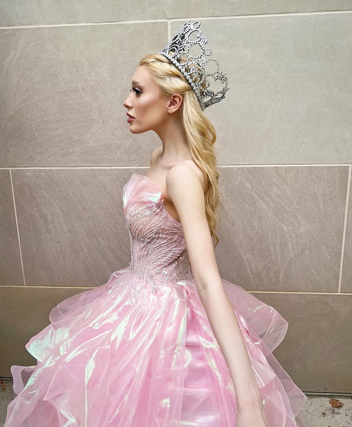 Ariana Grande impersonator Paige Niemann in a pink gown and crown, side profile, sparking weight loss discussions. Ariana Grande impersonator Paige Niemann in a pink gown and crown, side profile, sparking weight loss discussions.