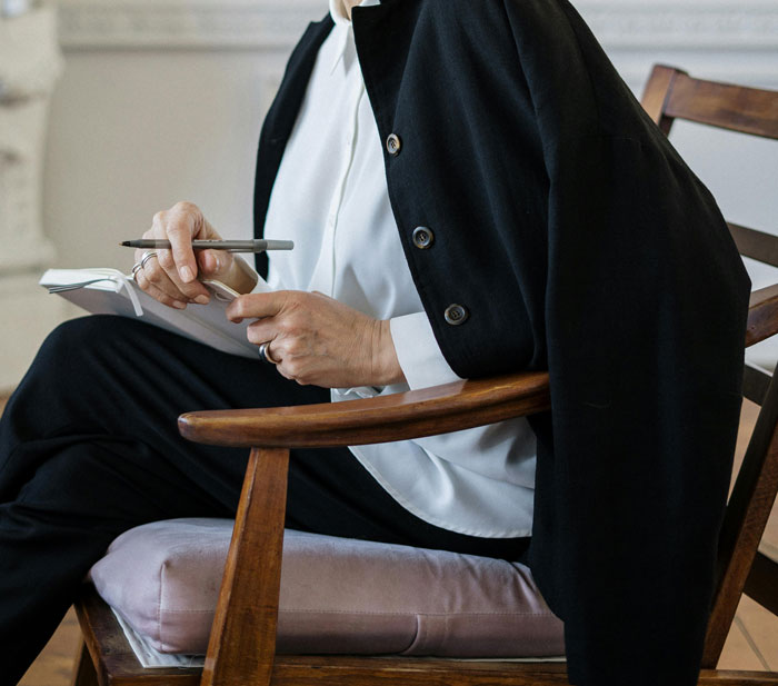 Guy Is Sick Of Appeasing His “Favorite Child” Twin, Refuses To Be Her Full-Time Nanny During Finals Guy Is Sick Of Appeasing His “Favorite Child” Twin, Refuses To Be Her Full-Time Nanny During Finals