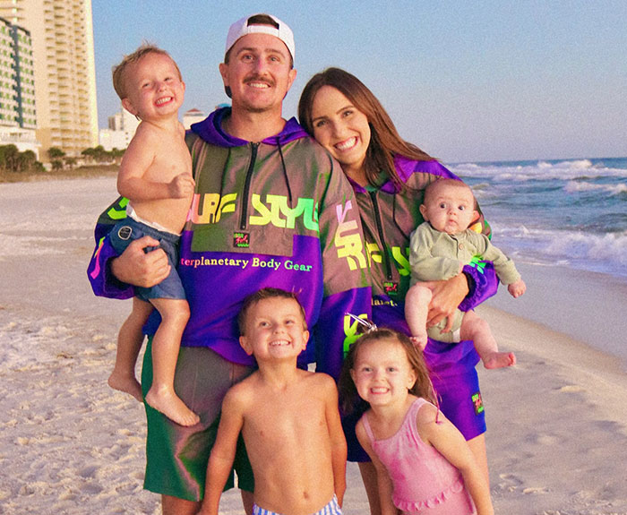 “Poor Mamma”: The Internet Is Divided Over Family’s Controversial Holiday Card Photo “Poor Mamma”: The Internet Is Divided Over Family’s Controversial Holiday Card Photo