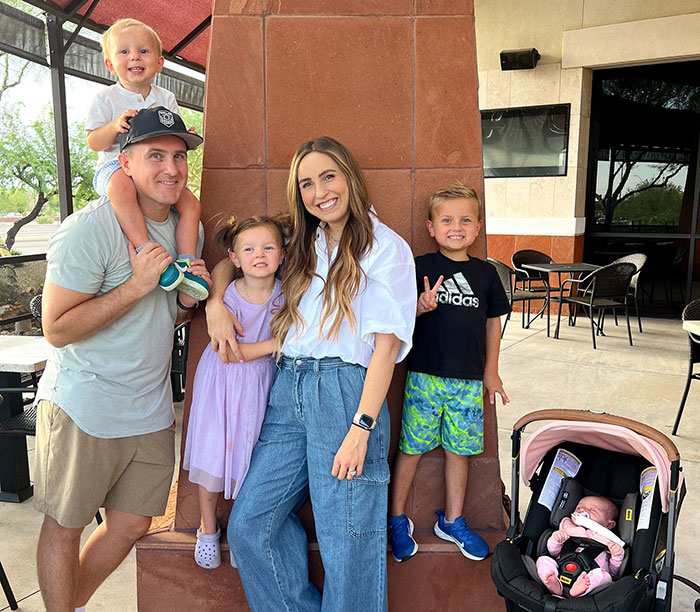 “Poor Mamma”: The Internet Is Divided Over Family’s Controversial Holiday Card Photo “Poor Mamma”: The Internet Is Divided Over Family’s Controversial Holiday Card Photo