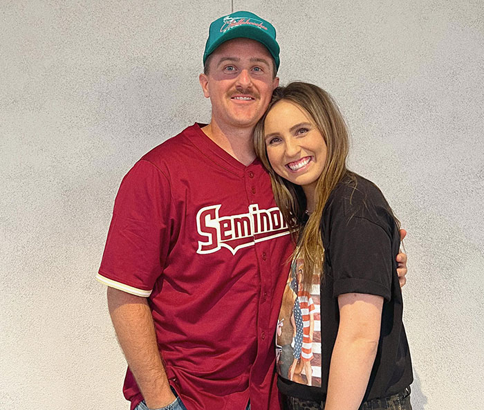 “Poor Mamma”: The Internet Is Divided Over Family’s Controversial Holiday Card Photo “Poor Mamma”: The Internet Is Divided Over Family’s Controversial Holiday Card Photo