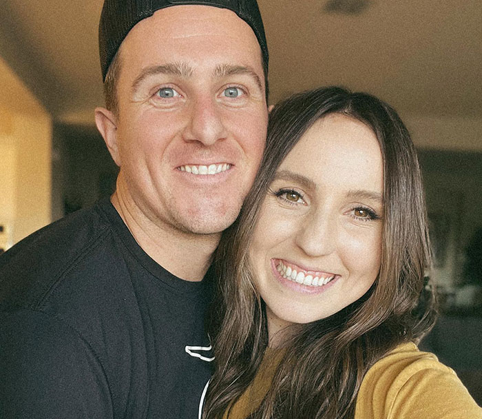 “Poor Mamma”: The Internet Is Divided Over Family’s Controversial Holiday Card Photo “Poor Mamma”: The Internet Is Divided Over Family’s Controversial Holiday Card Photo