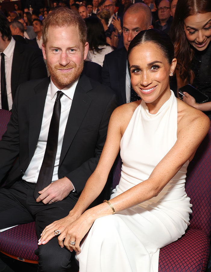 "Pathetic" AI-made Christmas Card Of Meghan Markle & Prince Harry's Children Goes Viral "Pathetic" AI-made Christmas Card Of Meghan Markle & Prince Harry's Children Goes Viral