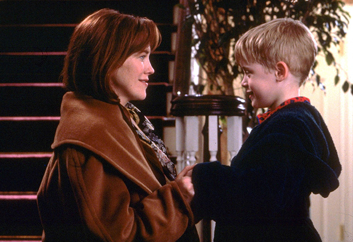 Kevin McCallister and his mom smiling at each other in a large, cozy home, sparking mansion affordability theories among fans. Kevin McCallister and his mom smiling at each other in a large, cozy home, sparking mansion affordability theories among fans.