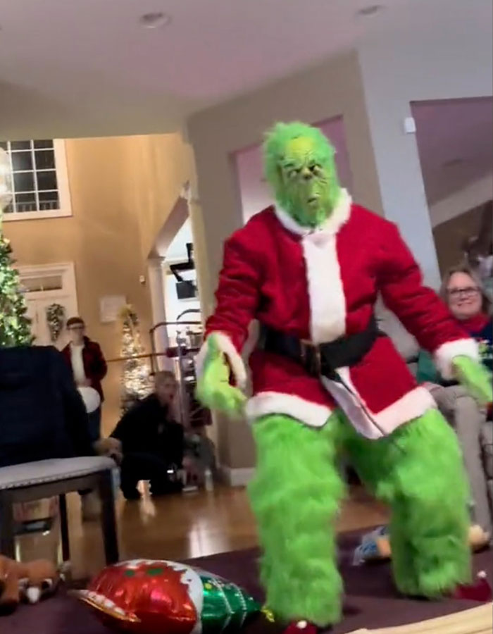 “So Mean”: Parents Slammed Over Controversial Grinch Trend That Leaves Children In Tears “So Mean”: Parents Slammed Over Controversial Grinch Trend That Leaves Children In Tears