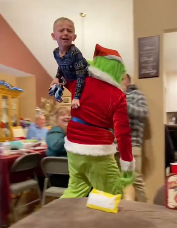 “So Mean”: Parents Slammed Over Controversial Grinch Trend That Leaves Children In Tears “So Mean”: Parents Slammed Over Controversial Grinch Trend That Leaves Children In Tears