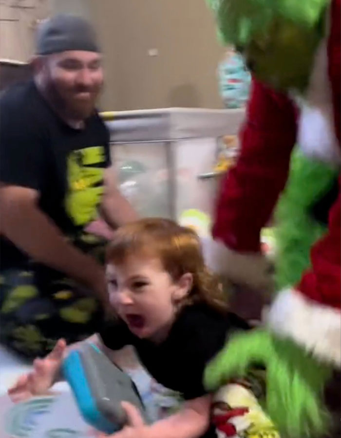 “So Mean”: Parents Slammed Over Controversial Grinch Trend That Leaves Children In Tears “So Mean”: Parents Slammed Over Controversial Grinch Trend That Leaves Children In Tears