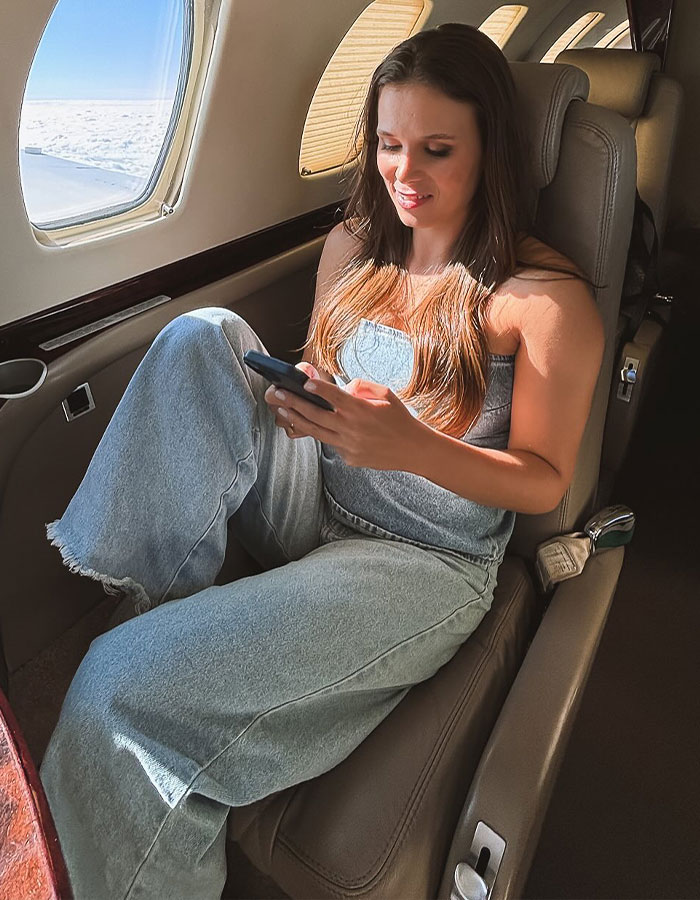 Mother’s Attempt To Shame Woman Over Plane Seat Backfires, Turning Her Into A Viral Influencer Mother’s Attempt To Shame Woman Over Plane Seat Backfires, Turning Her Into A Viral Influencer