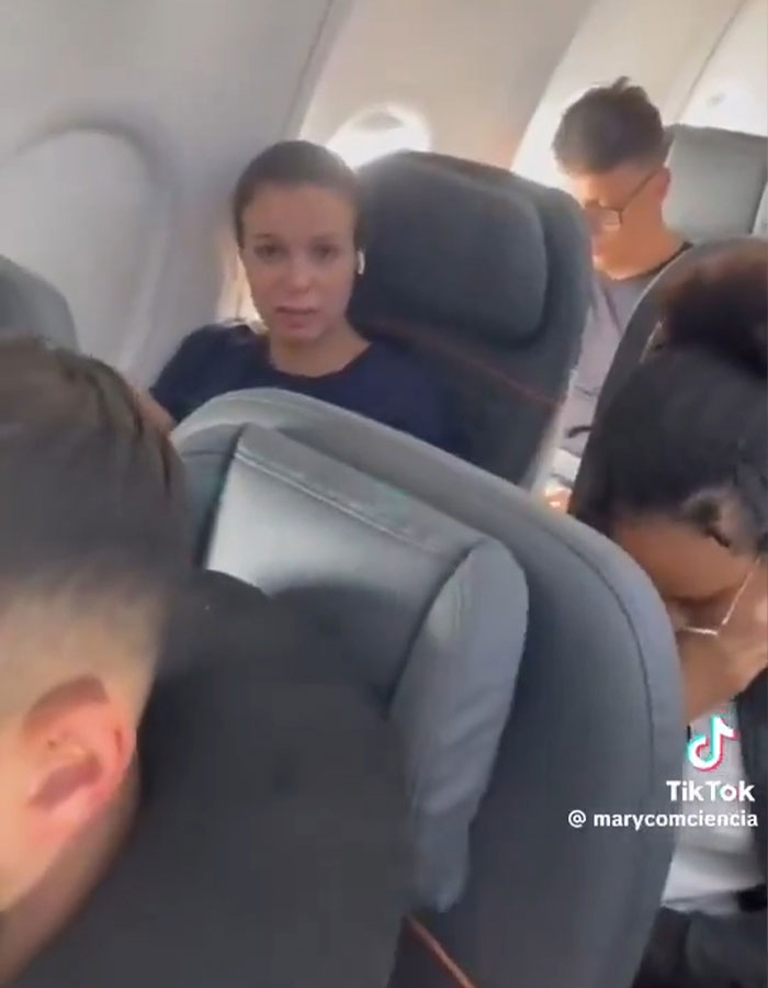 Mother’s Attempt To Shame Woman Over Plane Seat Backfires, Turning Her Into A Viral Influencer Mother’s Attempt To Shame Woman Over Plane Seat Backfires, Turning Her Into A Viral Influencer