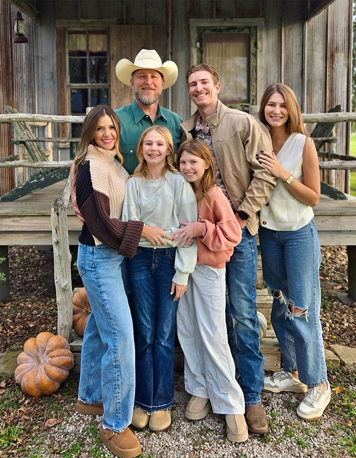 Mom Slammed For Saying Santa Visits Her "Little" Kids But Not Her Stepson Defends Herself Mom Slammed For Saying Santa Visits Her "Little" Kids But Not Her Stepson Defends Herself