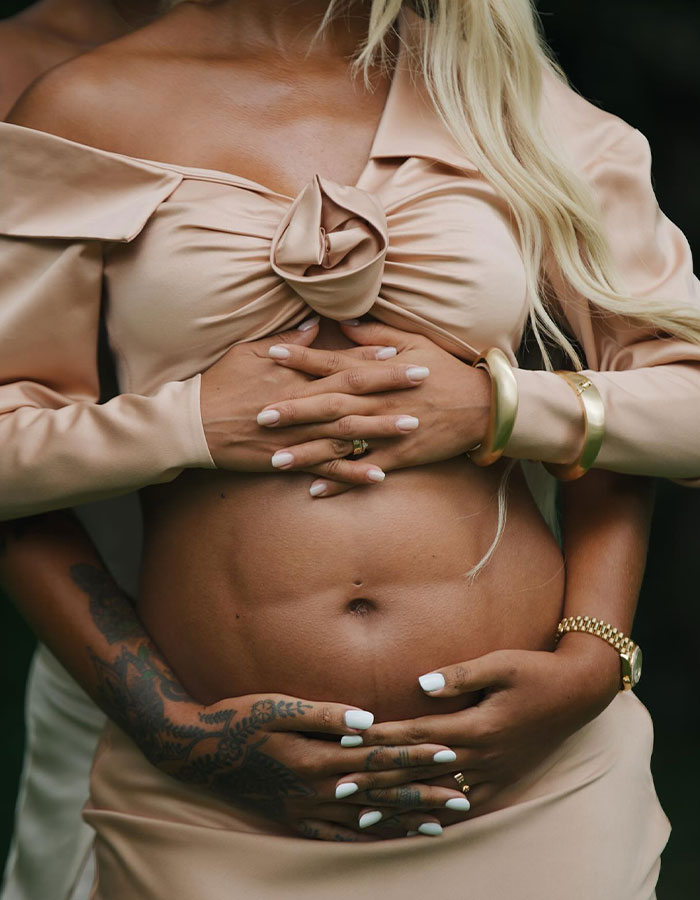 Woman Baffles Fans By Showing Her Abs On Her Pregnant Belly: "That's Insane" Woman Baffles Fans By Showing Her Abs On Her Pregnant Belly: "That's Insane"
