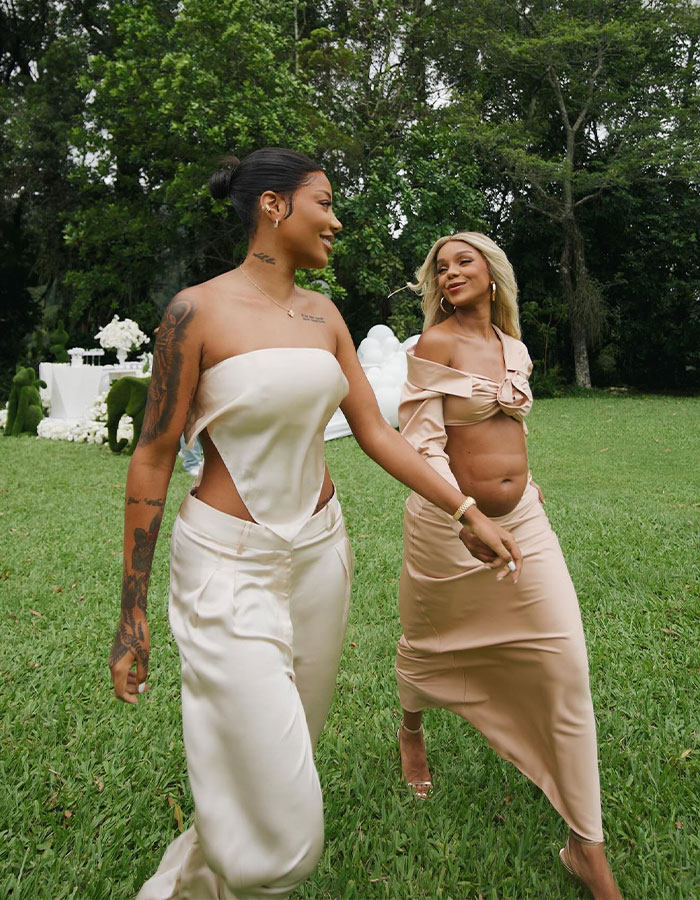 Woman Baffles Fans By Showing Her Abs On Her Pregnant Belly: "That's Insane" Woman Baffles Fans By Showing Her Abs On Her Pregnant Belly: "That's Insane"