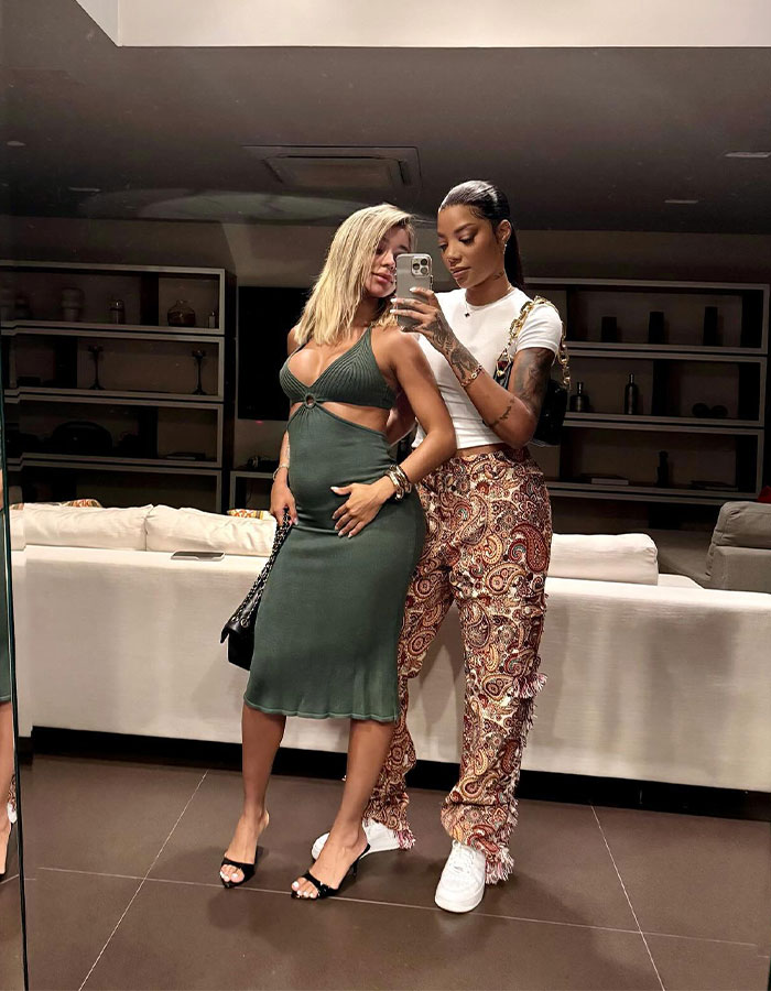 Woman Baffles Fans By Showing Her Abs On Her Pregnant Belly: "That's Insane" Woman Baffles Fans By Showing Her Abs On Her Pregnant Belly: "That's Insane"