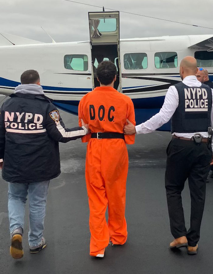 People Accuse NYPD Of "Extra Theatrics" While Luigi Mangione's Perp Walk Is Going Viral People Accuse NYPD Of "Extra Theatrics" While Luigi Mangione's Perp Walk Is Going Viral