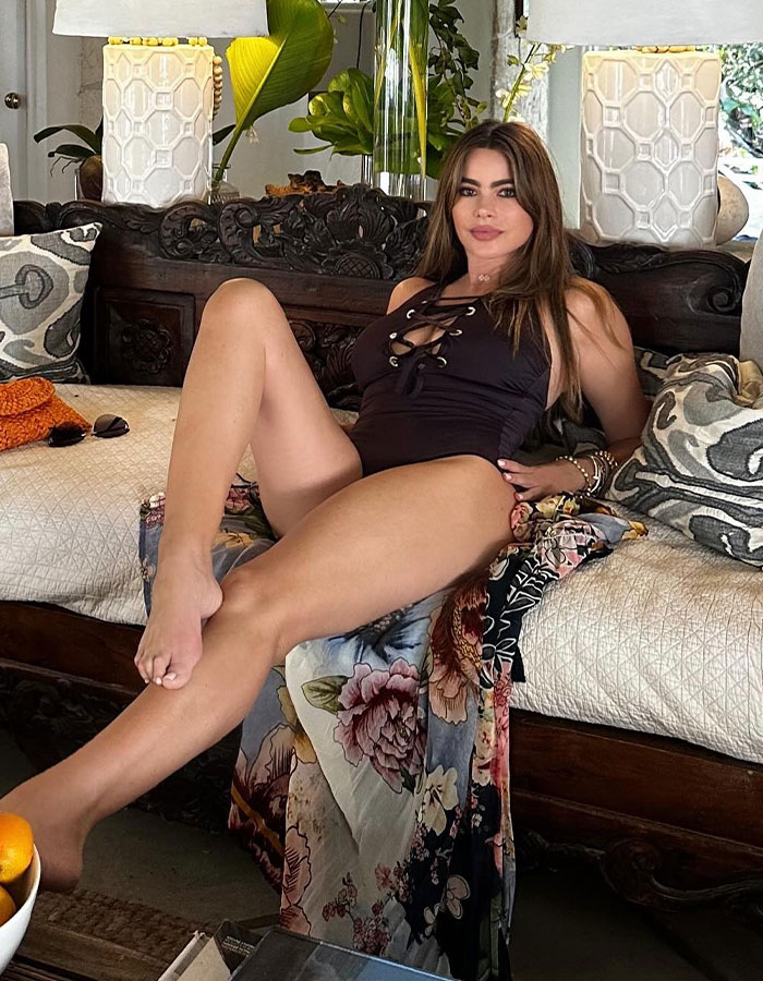 Sofía Vergara's Topless Beach Pic Has Fans Gushing Over Her Curves: "Imagine Waking Up To That" Sofía Vergara's Topless Beach Pic Has Fans Gushing Over Her Curves: "Imagine Waking Up To That"