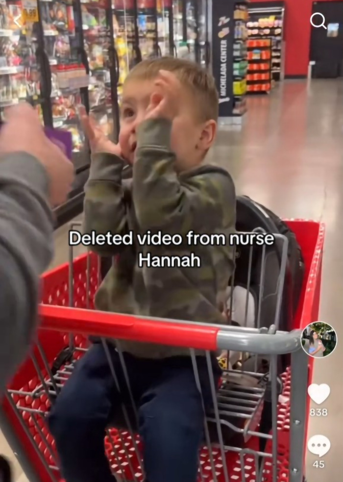 Child flinching in shopping cart, controversial video of viral momfluencer criticized online. Child flinching in shopping cart, controversial video of viral momfluencer criticized online.