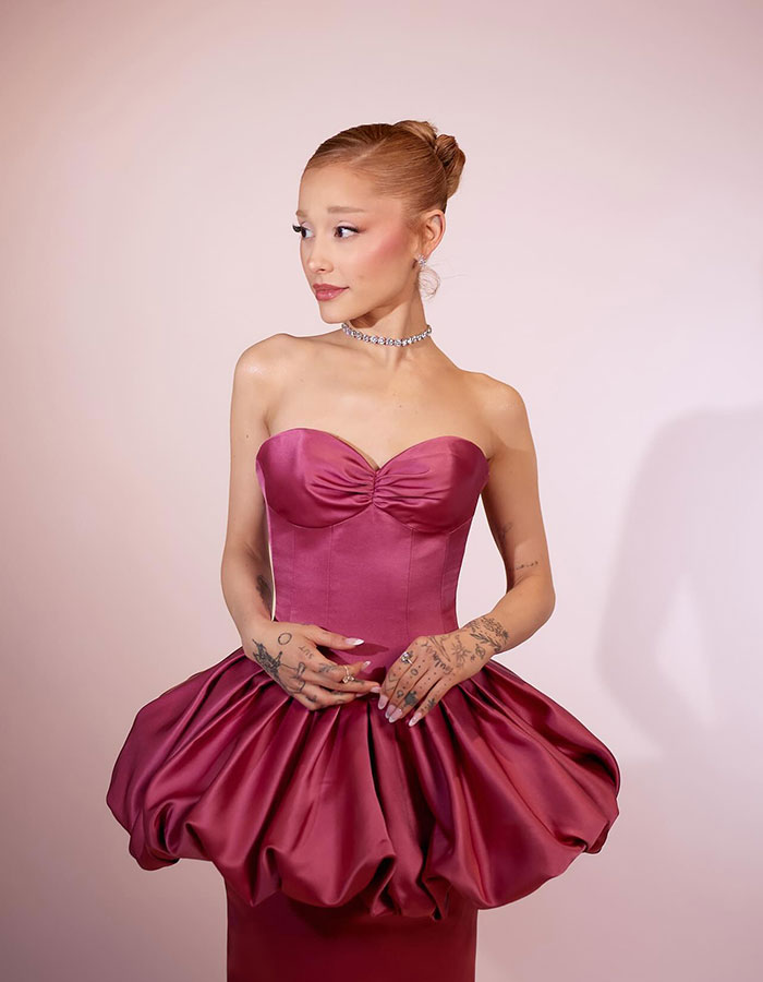 "Look At All The Photoshop": Ariana Grande's Golden Globes Nomination Sparks Backlash "Look At All The Photoshop": Ariana Grande's Golden Globes Nomination Sparks Backlash