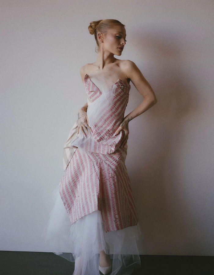 "Look At All The Photoshop": Ariana Grande's Golden Globes Nomination Sparks Backlash "Look At All The Photoshop": Ariana Grande's Golden Globes Nomination Sparks Backlash