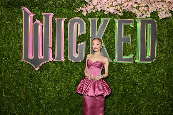 "Look At All The Photoshop": Ariana Grande's Golden Globes Nomination Sparks Backlash "Look At All The Photoshop": Ariana Grande's Golden Globes Nomination Sparks Backlash