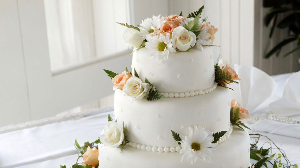 “Cake, Not Propaganda”: Wedding Guest Demands Bride Remove Or Label Her Cake