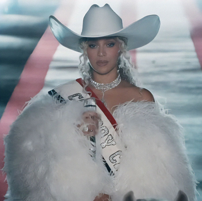 “She Needs To Stop”: Beyoncé Suffers Wardrobe Malfunction, Slammed For Banned Gesture At NFL Show “She Needs To Stop”: Beyoncé Suffers Wardrobe Malfunction, Slammed For Banned Gesture At NFL Show