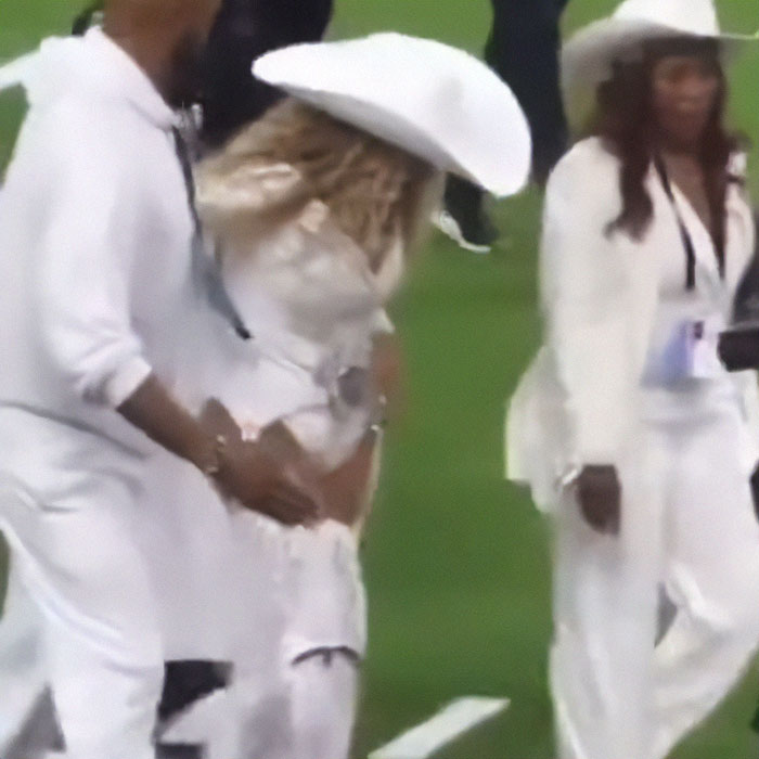 “She Needs To Stop”: Beyoncé Suffers Wardrobe Malfunction, Slammed For Banned Gesture At NFL Show “She Needs To Stop”: Beyoncé Suffers Wardrobe Malfunction, Slammed For Banned Gesture At NFL Show