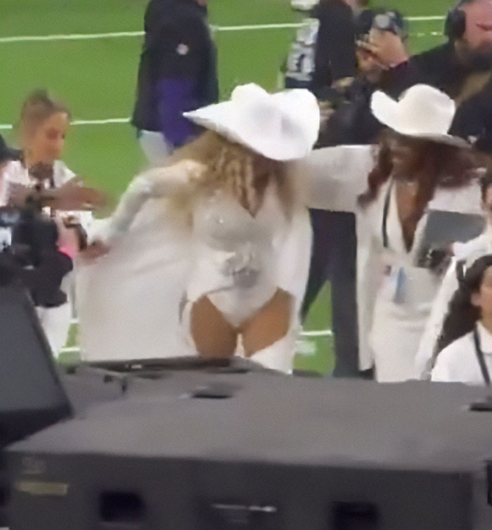 “She Needs To Stop”: Beyoncé Suffers Wardrobe Malfunction, Slammed For Banned Gesture At NFL Show “She Needs To Stop”: Beyoncé Suffers Wardrobe Malfunction, Slammed For Banned Gesture At NFL Show