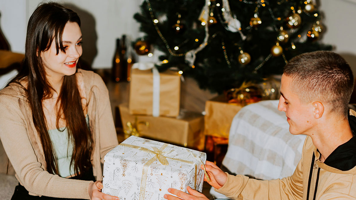 “I Just Feel Weird”: Guy’s Christmas Gift Makes His Girlfriend Rethink Their Entire Relationship