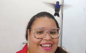 Meet Liliane Santos, A Cashier From Brazil Who Befriended A Hummingbird