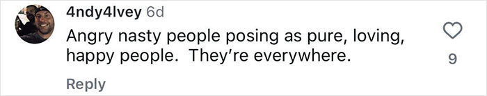 “Poor Mamma”: The Internet Is Divided Over Family’s Controversial Holiday Card Photo “Poor Mamma”: The Internet Is Divided Over Family’s Controversial Holiday Card Photo