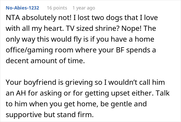 Text screenshot about opinion on boyfriend's large photo of late dog in apartment. Text screenshot about opinion on boyfriend's large photo of late dog in apartment.
